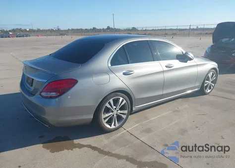 2015 Mercedes-Benz C 300 z USA, uszkodzony, nr VIN 55SWF4JB1FU057736